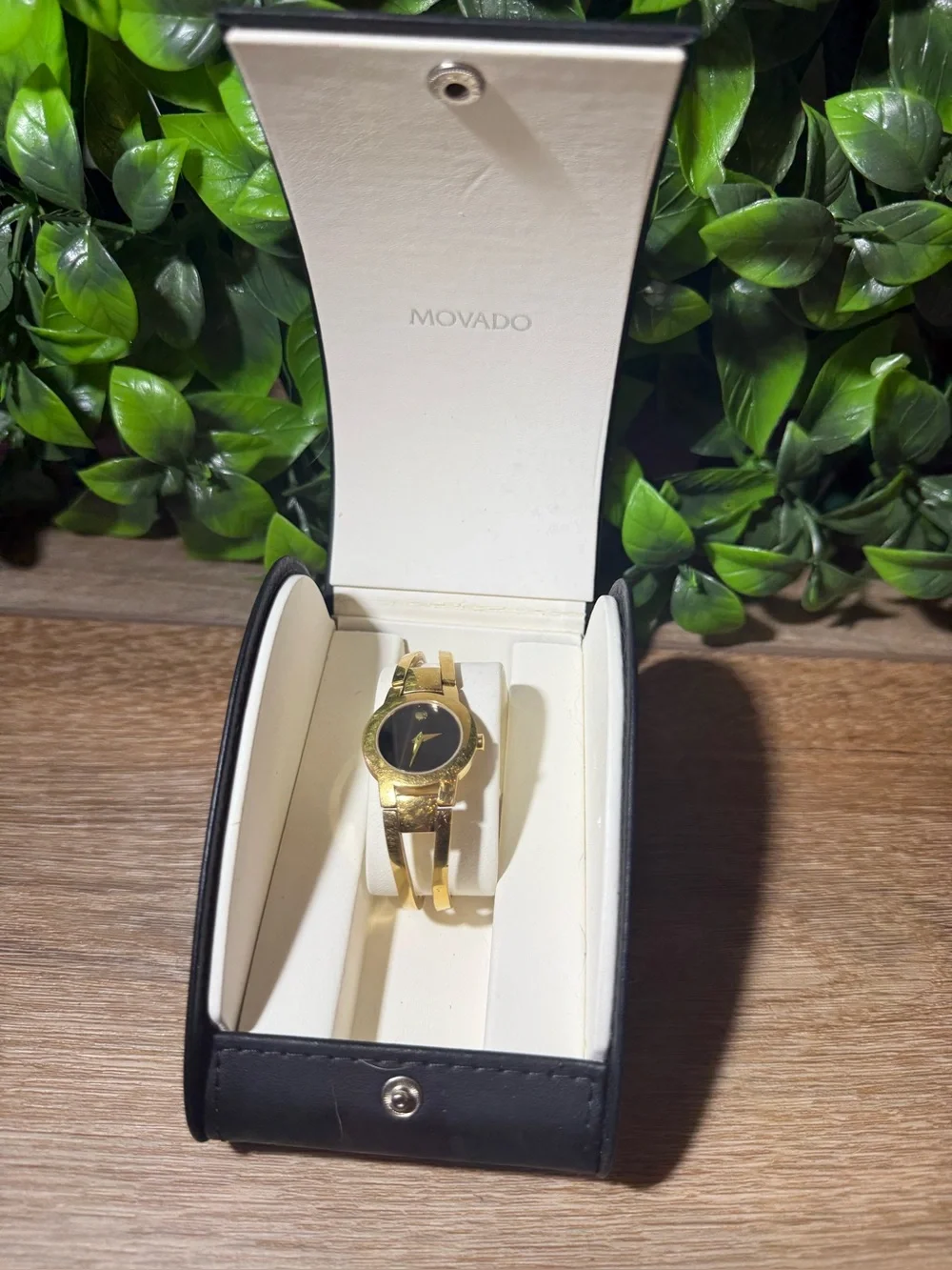 Movado Women’s Gold Tone Black Dial Swiss Watch 88 E4 1842 w/ Box & Extra Links